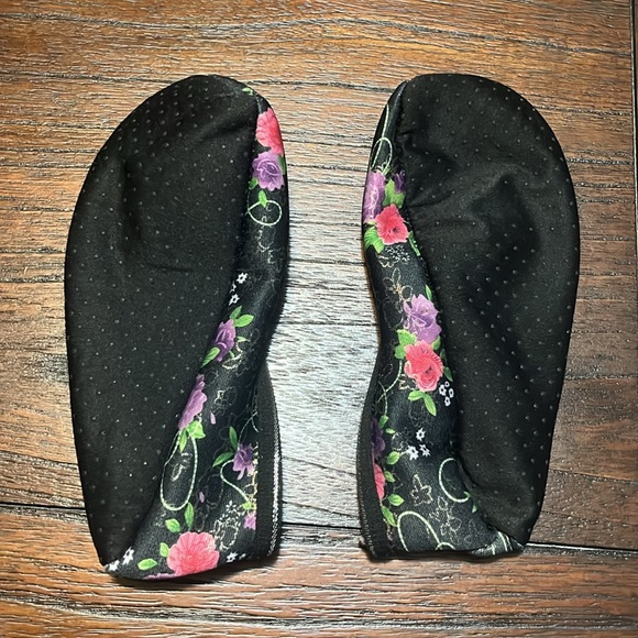 Women’s Slippers Floral Lined Thin Compact Black Pink Purple One Size - Picture 2 of 2